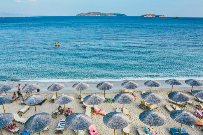 Leżaki na plaży nad Morzem Śródziemnym
